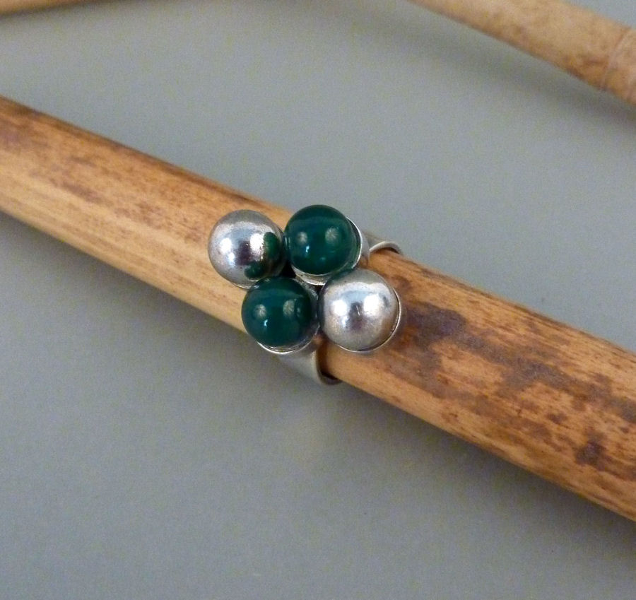 Vintage Modernist Designer Silberring grüner Achat & Silberkugeln 835